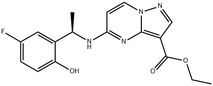 etyl (R)-5-((1-(5-fluor-2-hydroxifenyl)etyl)amino)pyrazolo[1,5-a]pyrimidin-3-karboxylat